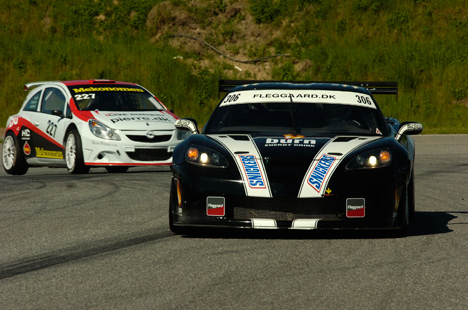 I Danish Endurance Championship er det vidt forskellige biler, som kæmper mod hinanden. Eksempelvis Fleggaard-teamets Chevrolet Corvette og DK Motorsports Opel Corsa.